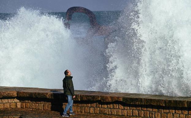 El viento y las olas volverán a hacer acto de presencia en las próximas horas./USOZ