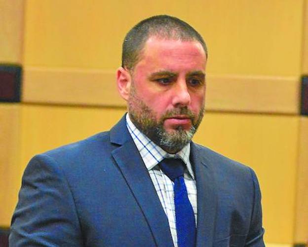Pablo Ibar a la izquierda. A la derecha, la imagen obtenida del vídeo./