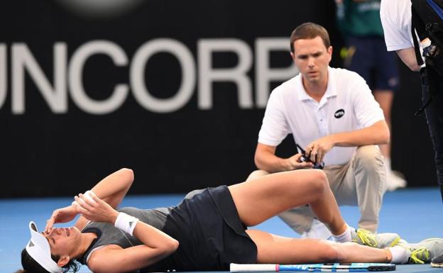 Garbiñe Muguruza, víctima de fuertes calambres en Brisbane. /EFE
