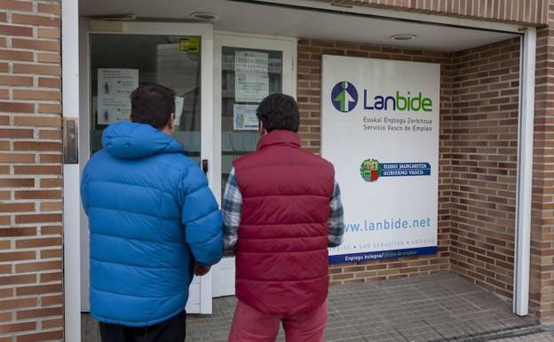 Dos personas en el exterior de la oficina de Lanbide del barrio donostiarra de El Antiguo. /