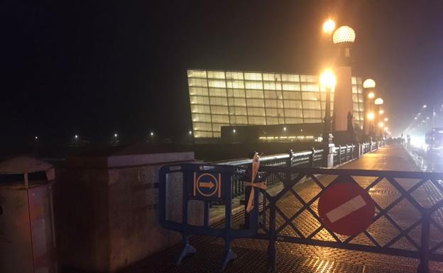 El puente del Kursaal, cerrado para peatones.