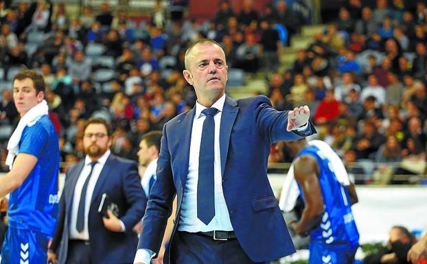 Fisac se dispone a dar la mano al acabar el partido. /MICHELENA