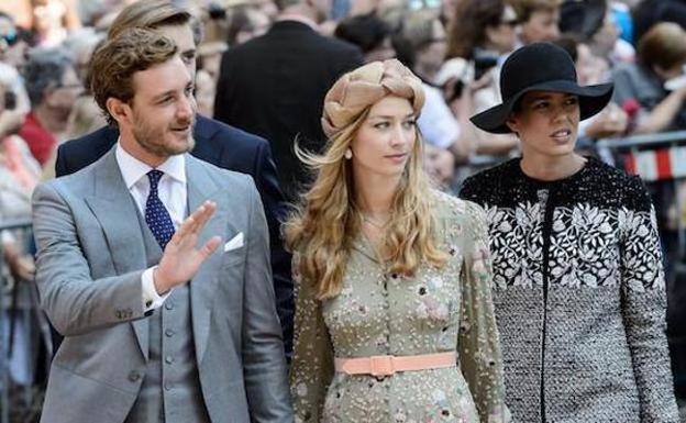Pierre Casiraghi, su mujer Beatrice y su hermana Charlotte Casiraghia acuden a la boda entre Ekaterina Malysheva y el Príncipe Ernesto de Hannover. /EFE