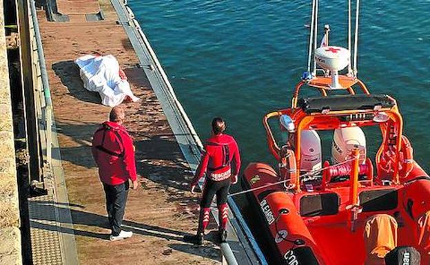 Grupos de salvamento junto al cuerpo de un ciudadano francés que apareció en aguas de Hondarribia. /