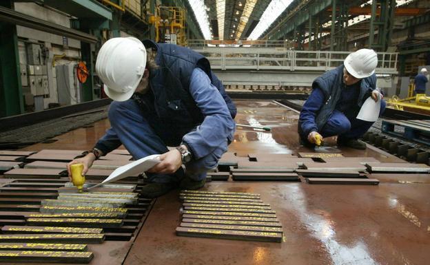 Dos trabajadores durante su jornada laboral. /