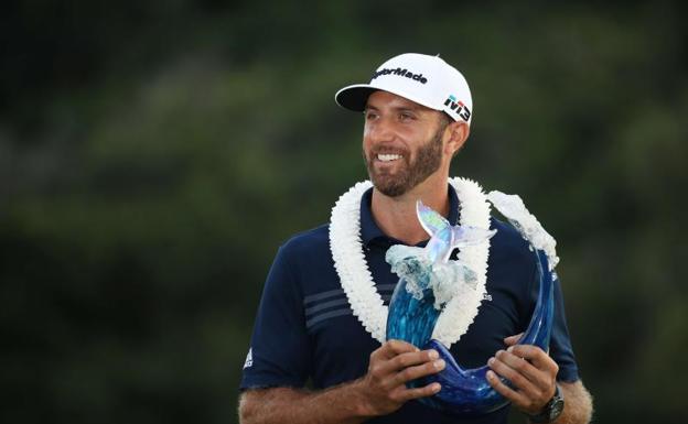 Dustin Johnson, con el trofeo de ganador del Torneo de Campeones. /AFP
