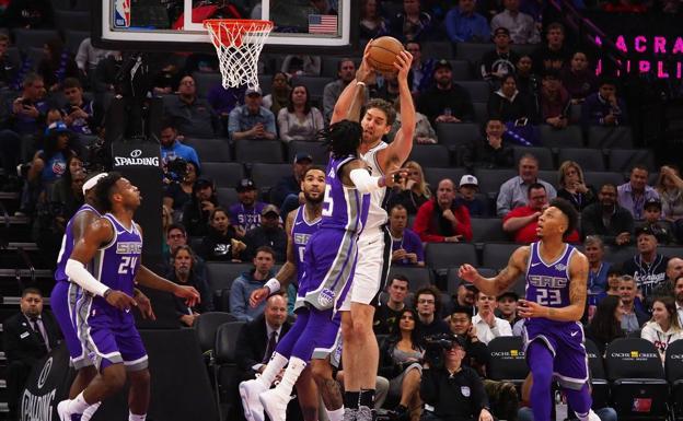Pau Gasol captura un rebote en el partido. /Reuters