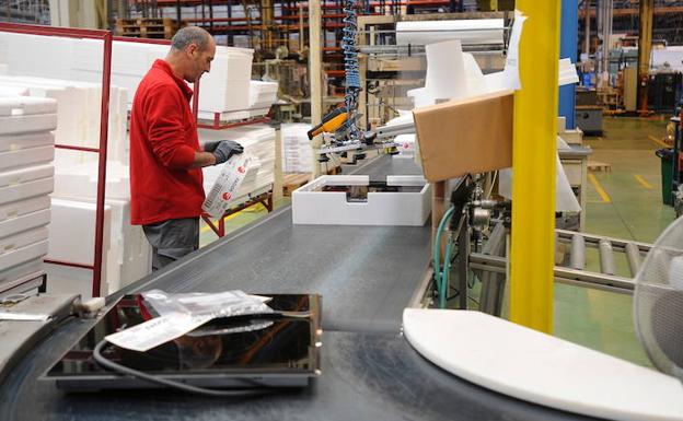 Placas de cocción en la planta de Garagartza de Arrasate. Una línea que no entraba en las previsiones de Amica./MORQUECHO