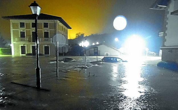 Coches arrastrados por la crecida del río en Muxika (Bizkaia).