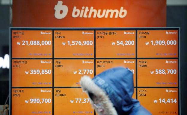 Panel con información de criptomonedas en Seúl./Reuters