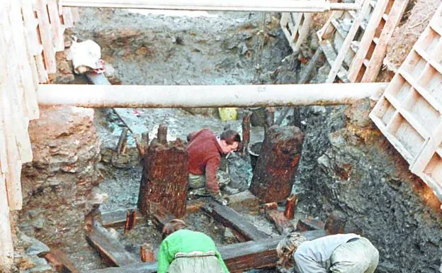Arqueólogos en la excavación de puerto romano./ARKEOLAN