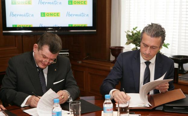Ángel Sánchez Cánovas, director general de la ONCE, y Juan Ignacio Sanz, consejero delegado de Ibermática.