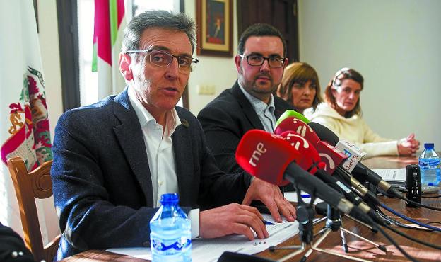 Xabier Iridoy y Lander Ugartemendia, durante la comparecencia de ayer en el batzoki de Irun./F. DE LA HERA