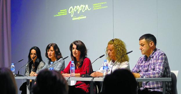 Testimonios. Maider García, Marian Martínez, Aintzane Ezenarro, Maribel González y Alberto Muñagorri, en Memoriaren plaza./F. DE LA HERA