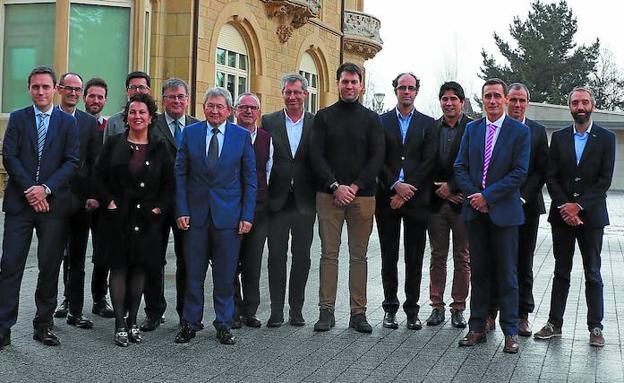 Autoridades, representantes de las ‘start up’ seleccionadas y participantes en la jornada sobre el sector biosanitario ayer en Donostia. /