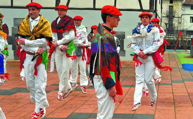 Inauteriei agurra dantza emanaldi bereziarekin