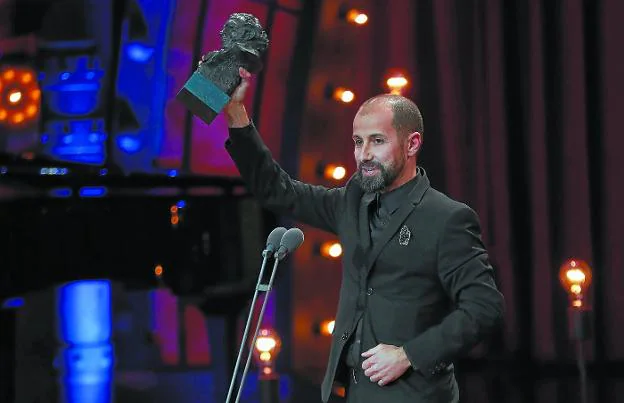 El irunés Javier Aguirre Erauso, feliz con su premio Goya, en el escenario del Madrid Marriott Auditorium./EFE