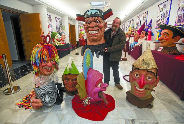 Xabier Garate, rodeado de cabezas de Zanpantzar. A la izquierda de la imagen, la de este año. /  F. DE LA HERA
