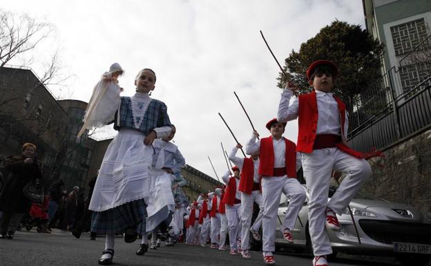 Dantzaris. Un grupo de dantzaris de Urumea Ikastola, en el papel de nodrizas y pastores, bailan en la calle. /Juanfer