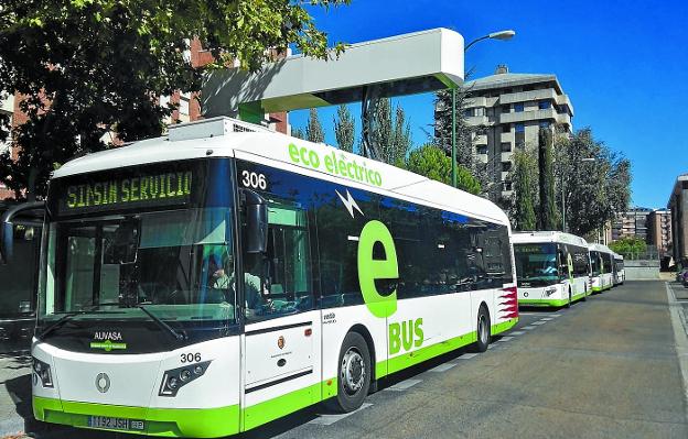 Autobús eléctrico y pantógrafo (cargador) similares a los que incorporará Irun a su L-1 este año./