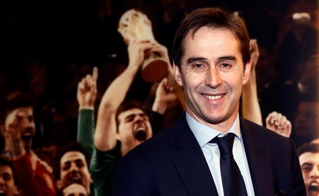 Julen Lopetegui visitó la exposición de la selección en el edificio de Telefónica tras la rueda de prensa