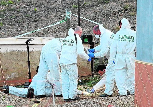 Agentes inspeccionan el lugar donde Ana Julia enterró el cuerpo./E. P.
