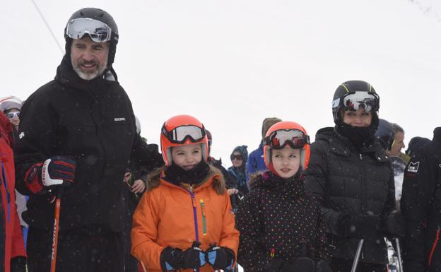 Los Reyes, Felipe y Letizia, acompañados por sus hijas, la Princesa Leonor y la Infanta Sofía, en las pistas de Astún./Javier Blasco (Efe)