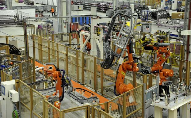 Robots en una cadena de montaje de vehículos./Efe