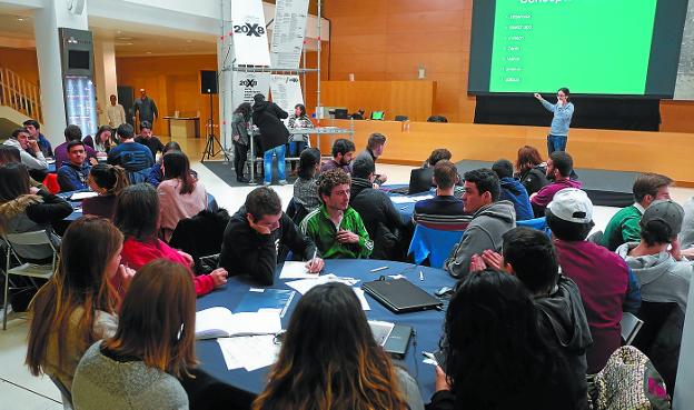 Estudiantes participan en uno de los talleres que conformaban el programa. / FOTOS: F. DE LA HERA