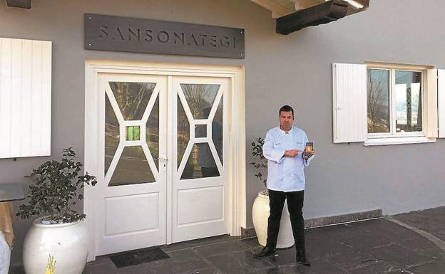 Aritz Ansola, a las puertas de su restaurante, en Hernani/VIñas