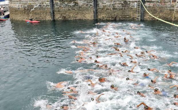Salida de uno de los grupos en la Getaria Zarautz de 2016. /Zubiaurre