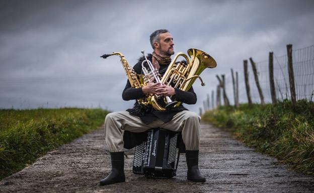 Manez, bere laguntzaileen musika-tresnekin/