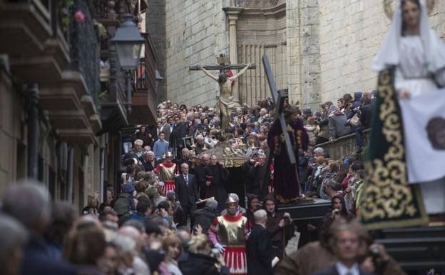 Mucho público en la Procesión del silencio de Hondarribia
