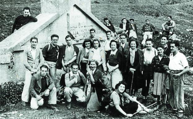 1942an Pol-Pol iturriaren ondoan, Irukurutzetan buzoia jarri ostean. Elkartea sortu eta handik hiru hilabetera/Pol-Pol Fondoa