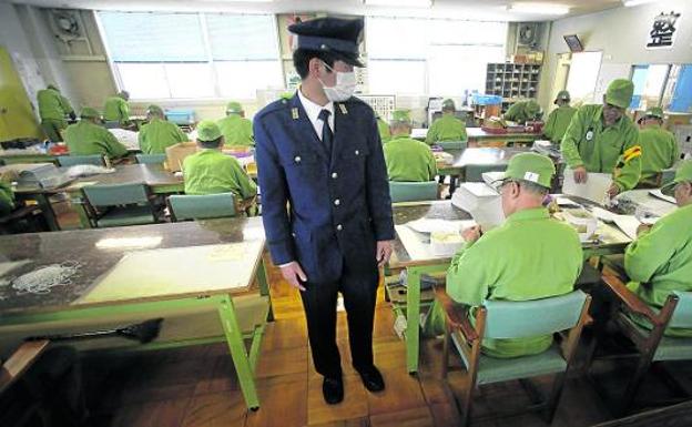 Un guardián vigila el taller de la cárcel de Onomichi, donde trabajan ancianos reclusos japoneses. /AFP