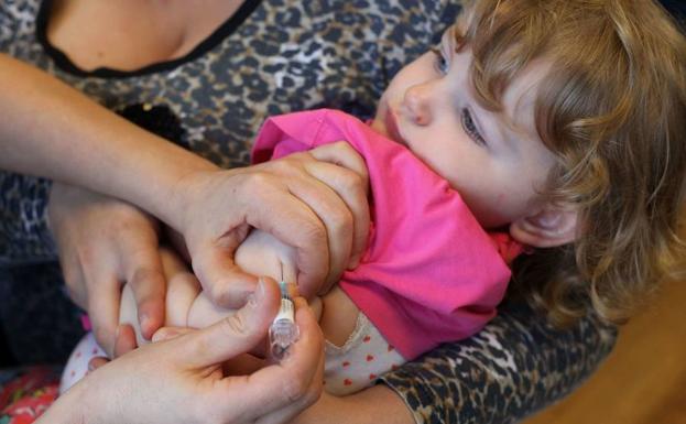 Una niña es vacunada contra el sarampión. /Archivo