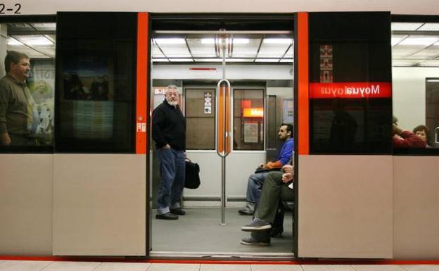 Vista del interior de un vagón en la estación de Moyua. /LUIS ÁNGEL GÓMEZ