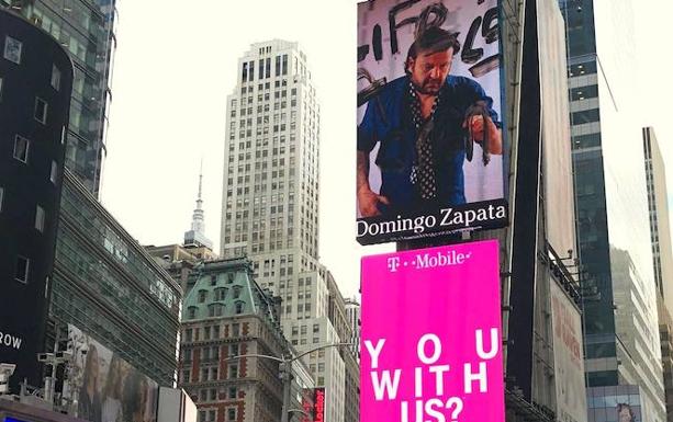 Fotografía cedida donde se aprecia una obra del artista plástico español radicado en Miami, Domingo Zapata, en una de las gigantescas pantallas de la emblemática plaza neoyorquina de Times Square. /Efe