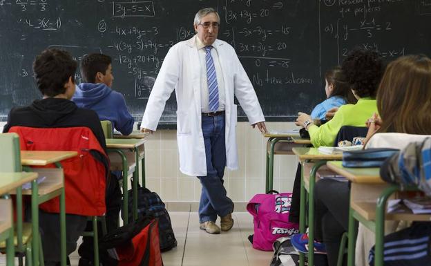 Un profesor da clase a sus alumnos en el colegio público San Pedro y San Felices, en Burgos. /César Manso (Afp)