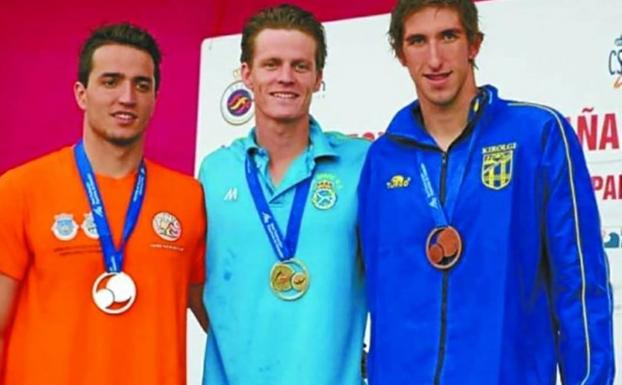 Oskitz Aguilar (derecha) junto a Moritz Berg del Canoe (centro) y el kazajo Adil Kaskabay (izquierda), en el podio de la prueba de 100 libre. /DV