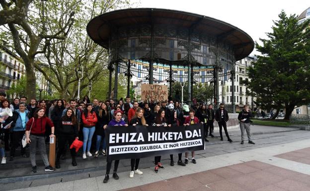 Protesta contra de la caza en Donostia