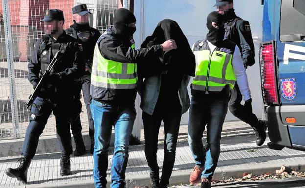 Detención de un presunto yihadista en Majadahonda (Madrid)./Zipi (Efe)