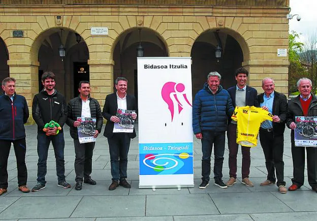 Autoridades, organizadores y patrocinadores, ayer en Irun./DE LA HERA