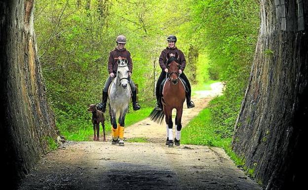 A caballo. La Vía Verde del Ferrocarril Vasco-Navarro ofrece 50 kilómetros de rutas. 