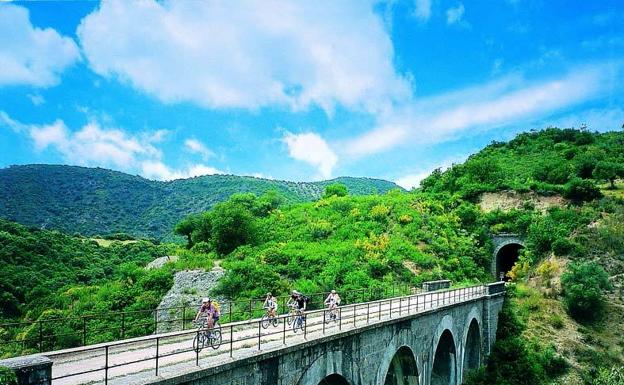 Vía Verde de la Sierra de Cádiz (izquierda) fue la primera. Hoy, 123 rutas recorren el país./R.C.
