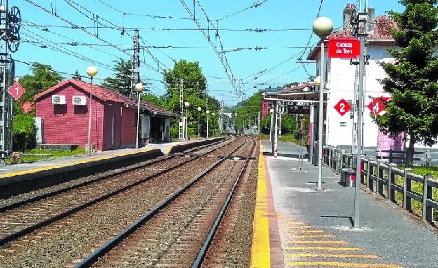 Accesibilidad. La estación de tren contará, al igual que el apeadero, con un paso soterrado y ascensores para los usuarios. /  UNANUE