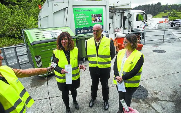 Cristina Laborda, Juan Mari Altuna y Leire Zubitur presentaron el nuevo servicio en Araso.
/F. DE LA HERA