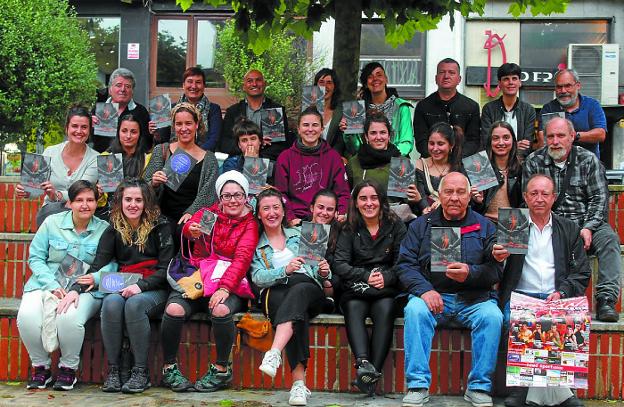 Representantes municipales y miembros de la comisión de Fiestas presentaron el programa. / MARÍA