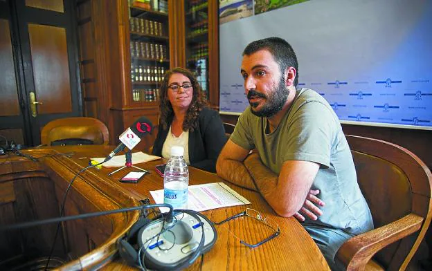 Mónica Martínez y Aitzol Arroyo presentaron los primeros resultados del estudio. / F. DE LA HERA