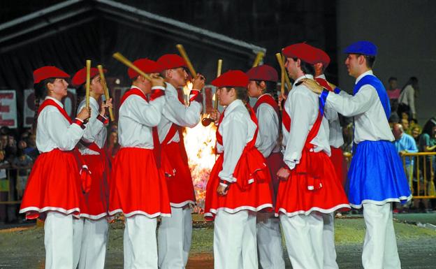 Pregoneros. Dantzaris de Urki Dantza Taldea bailando junto a la hoguera en las fiestas./UNANUE